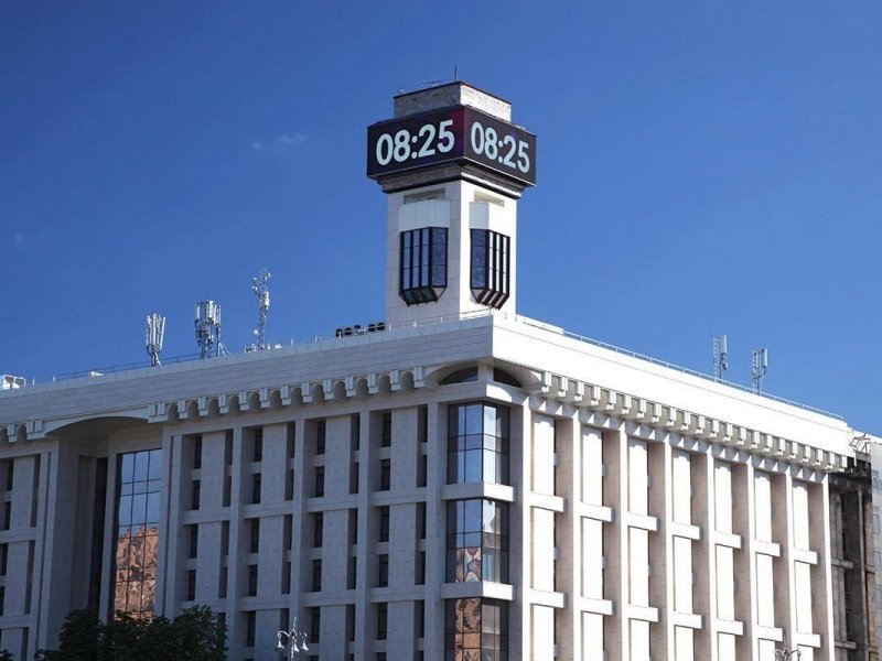 Світлодіодний екран годинник на Майдані незалежності, вигляд 2